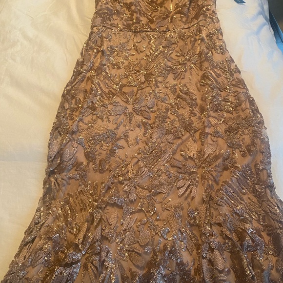 Stunning off the shoulder rose lace gown is fully lined and is very forgiving - Picture 4 of 11